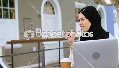 4 k café'de cep telefonu üzerinde konuşurken hijab güzel kadın