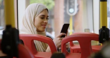 Cep telefonuyla otobüs 4 k hijab kadında