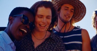 Cep telefonu ile selfie Beach'te 4 k alarak arkadaş grubu