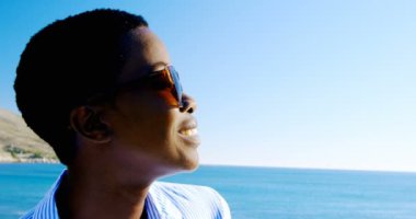 Güneşli bir günde 4 k sahil gülümseyen kadın