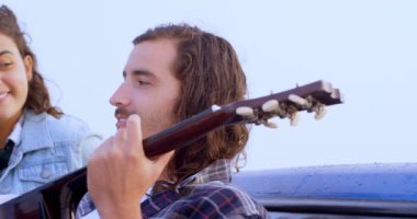 Mutlu çift araba kaporta 4 k üzerinde eğleniyor