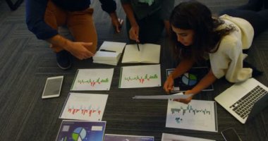 Office 4 k belgeleriniz üzerinde tartışırken iş arkadaşları