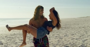 Mutlu çift sahilde 4 k eğleniyor