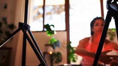 Genç kadın blogger video vlog evde 4 k egzersiz yaparken kayıt video