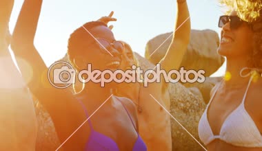 4 k gün batımında sahilde eğleniyor arkadaş grubu