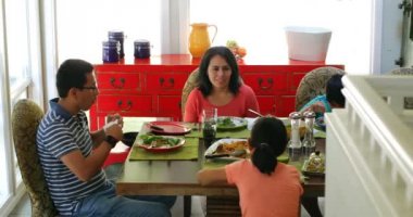 Anne kızıyla birlikte evde yemek yaparken 4 k etkileşim