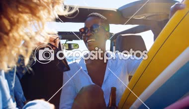 Güneşli bir günde 4 k her arabada ile etkileşim arkadaşlar