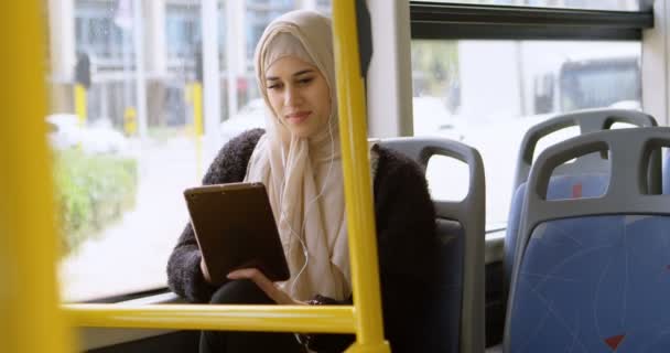 Kvinna Hijab Använda Digitala Surfplatta Bussen — Stockvideo