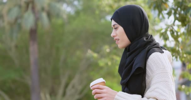 Vrouw Hijab Houden Van Koffiekopje Stad — Stockvideo