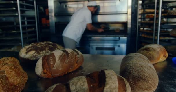 Mannelijke Chef Kok Verwijderen Van Brood Uit Oven Keuken — Stockvideo