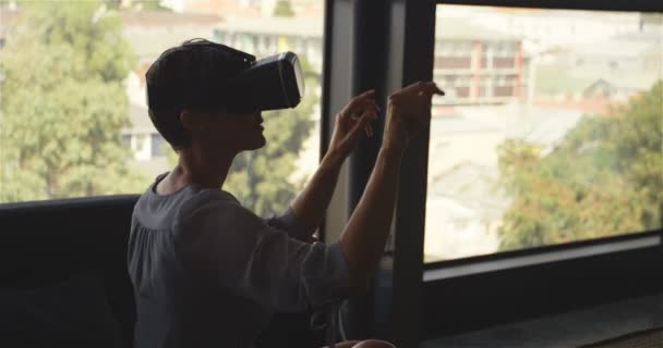 Mujer Negocios Usando Auriculares Realidad Virtual Oficina — Vídeo de stock