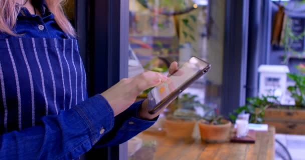Θηλυκό Ιδιοκτήτη Χρησιμοποιώντας Ψηφιακό Tablet Στο Café Είσοδο — Αρχείο Βίντεο