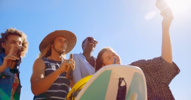 Groep Vrienden Nemen Selfie Met Mobiele Telefoon Auto — Stockvideo