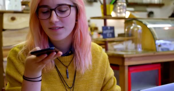 カフェ で電話で話しているスタイリッシュな若い女性 — ストック動画