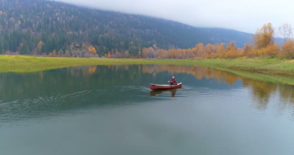Человек Грести Лодку Озере Сельской Местности — стоковое видео