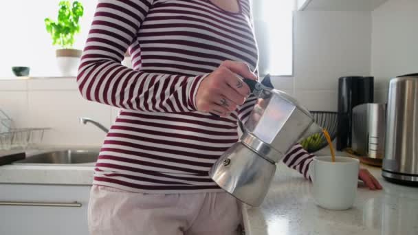 Mittlere Sektion Der Frau Die Hause Der Küche Kaffee Zubereitet — Stockvideo