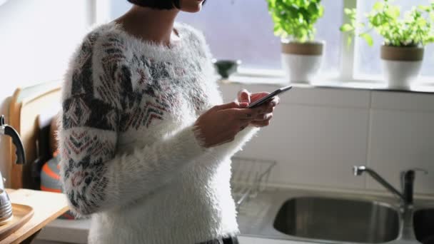 Vrouw Met Behulp Van Mobiele Telefoon Keuken Bij Huis — Stockvideo