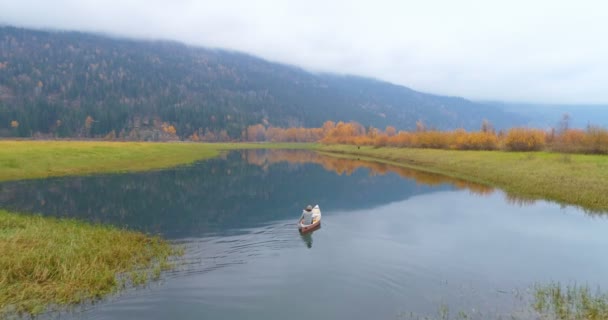 Homem Remo Barco Com Seu Cão Lago Campo — Vídeo de Stock