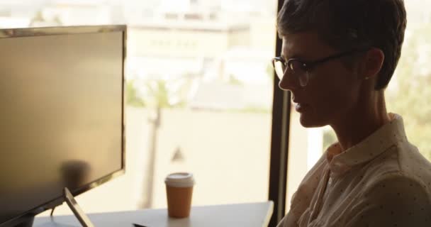 Empresária Usando Telefone Celular Mesa Escritório — Vídeo de Stock