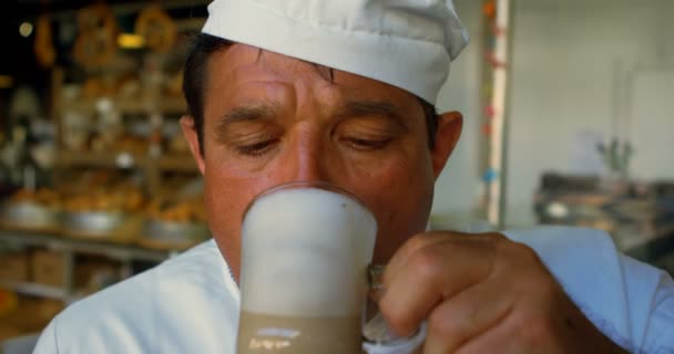 Gros Plan Chef Buvant Milk Shake Chocolat Dans Cuisine Commerciale — Video