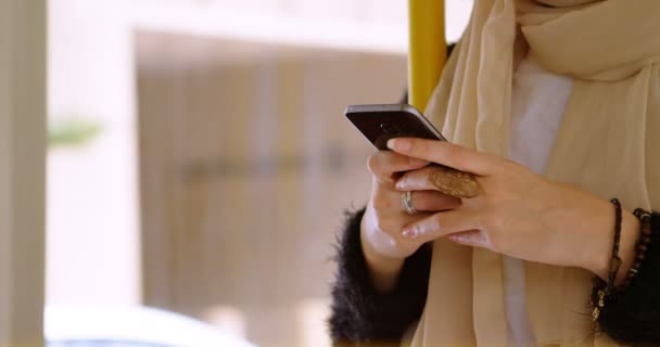 Γυναίκα Μαντίλα Χρησιμοποιώντας Κινητό Τηλέφωνο Στο Λεωφορείο — Αρχείο Βίντεο