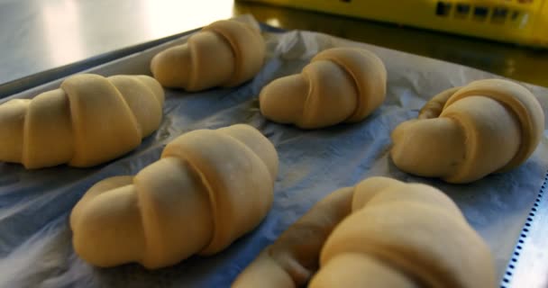 Úgy Kell Elhelyezni Sütés Tálca Szinezékkel Croissant — Stock videók