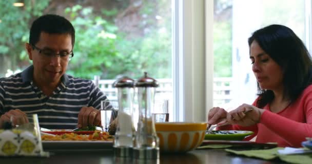 Paar Interactie Terwijl Het Hebben Van Lunch Bij Home — Stockvideo