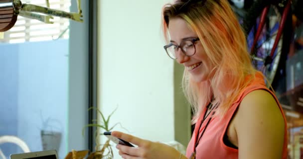 Jonge Vrouw Met Behulp Van Mobiele Telefoon Café — Stockvideo