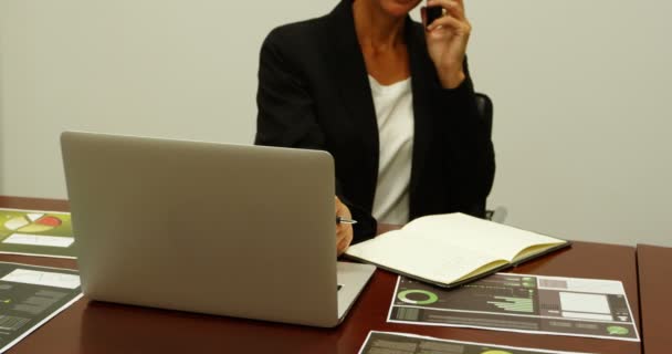 Mujer Negocios Hablando Por Teléfono Móvil Mientras Escribe Diario Oficina — Vídeo de stock