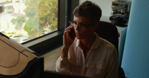 Mujer Negocios Hablando Teléfono Móvil Escritorio Oficina — Vídeos de Stock