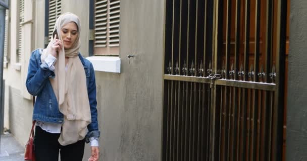 Gelukkige Vrouw Hijab Praten Mobiele Telefoon Tijdens Het Lopen Straat — Stockvideo