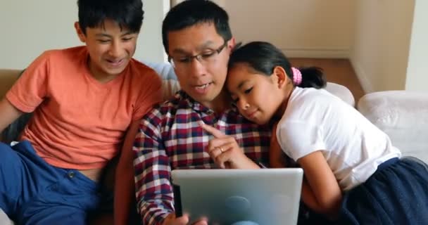 Vater Und Kinder Mit Digitalem Tablet Heimischen Wohnzimmer — Stockvideo