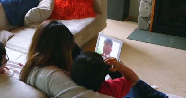Moeder Zonen Met Behulp Van Digitale Tablet Woonkamer Bij Huis — Stockvideo