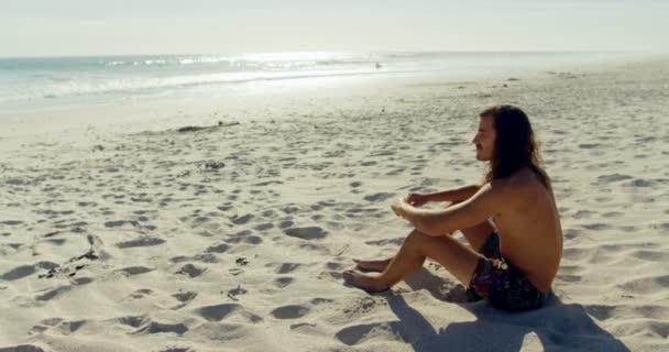 Счастливая Пара Веселится Пляже — стоковое видео