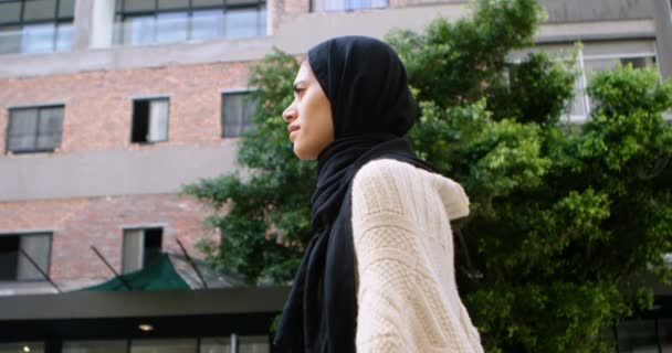Mooie Vrouw Hijab Wandelen Stad — Stockvideo