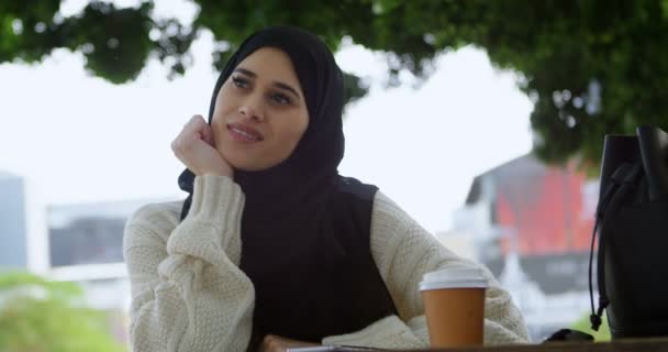 Στοχαστικός Γυναίκα Στο Χιτζάμπ Χαλάρωσης Στο Υπαίθριο Καφέ — Αρχείο Βίντεο