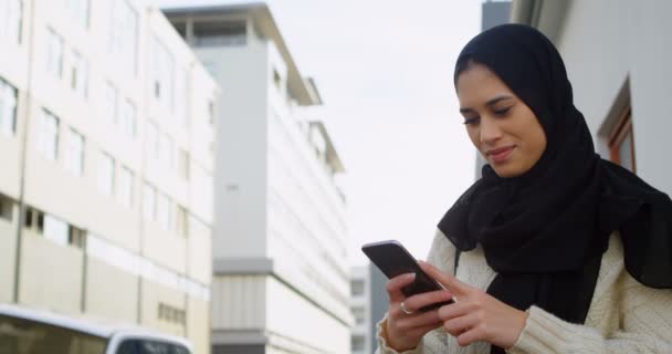 Närbild Kvinna Hijab Textning Gatan — Stockvideo