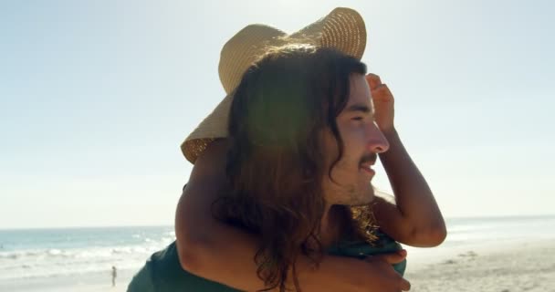 Muž Dává Svezeme Ženou Pláži — Stock video