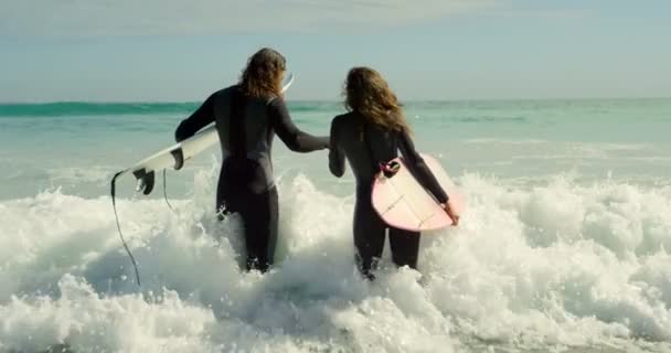 Couple Avec Planches Surf Tenant Main Sur Mer Plage — Video