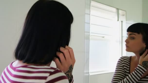 Mulher Olhando Espelho Banheiro Casa — Vídeo de Stock