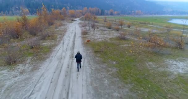 Homme Jouant Avec Son Chien Sur Piste Terre Campagne — Video