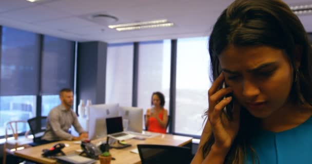 Γυναίκα Εκτελεστικό Μιλάμε Για Κινητό Τηλέφωνο Στο Γραφείο — Αρχείο Βίντεο
