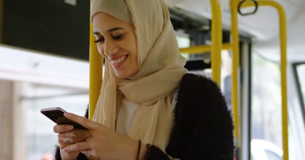 Donna Hijab Utilizzando Telefono Cellulare Autobus — Video Stock