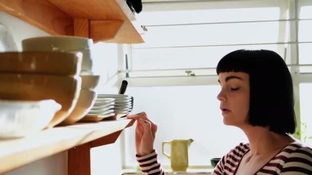 担心的妇女站在厨房在家里4K — 图库视频影像