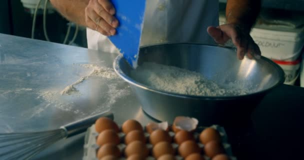 Крупним Планом Чоловічий Шеф Кухар Змішування Яйця Борошна Кухні — стокове відео