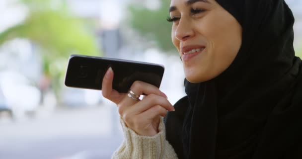 Sorrindo Mulher Hijab Falando Telefone — Vídeo de Stock