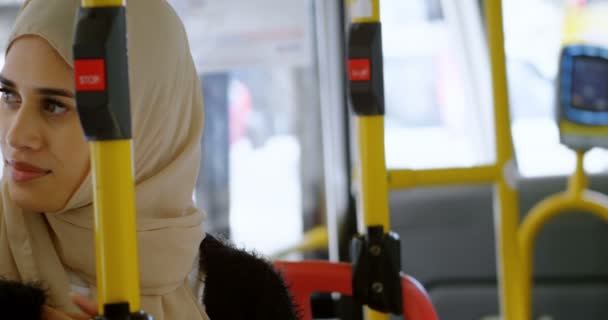 Στοχαστικός Γυναίκα Ταξιδεύοντας Στο Λεωφορείο — Αρχείο Βίντεο
