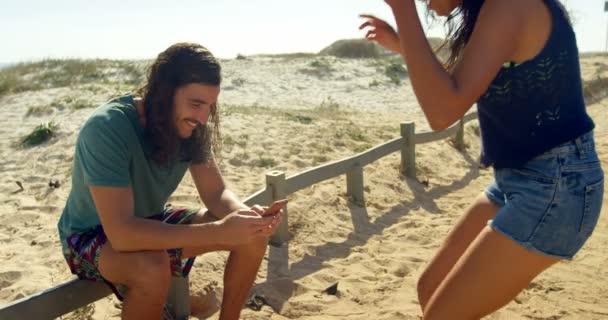 Pareja Feliz Usando Teléfono Móvil Playa — Vídeos de Stock