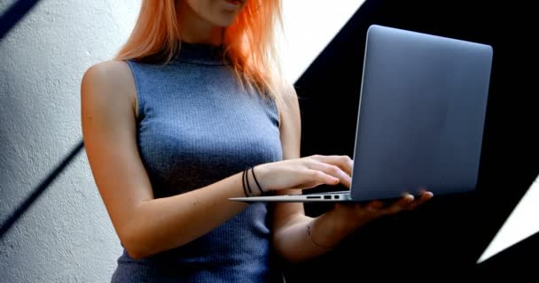 Schöne Frau Mit Brille Mit Laptop — Stockvideo