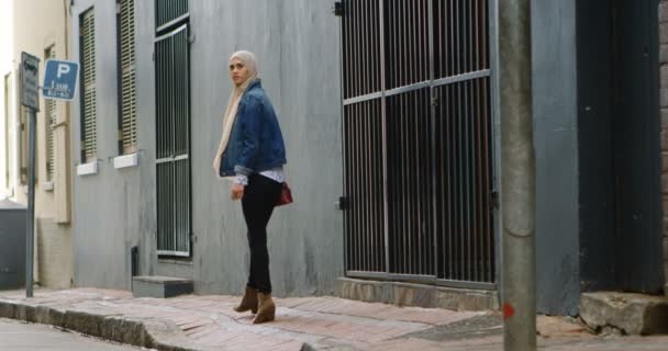 Jeune Femme Hijab Marchant Dans Rue Dans Ville — Video